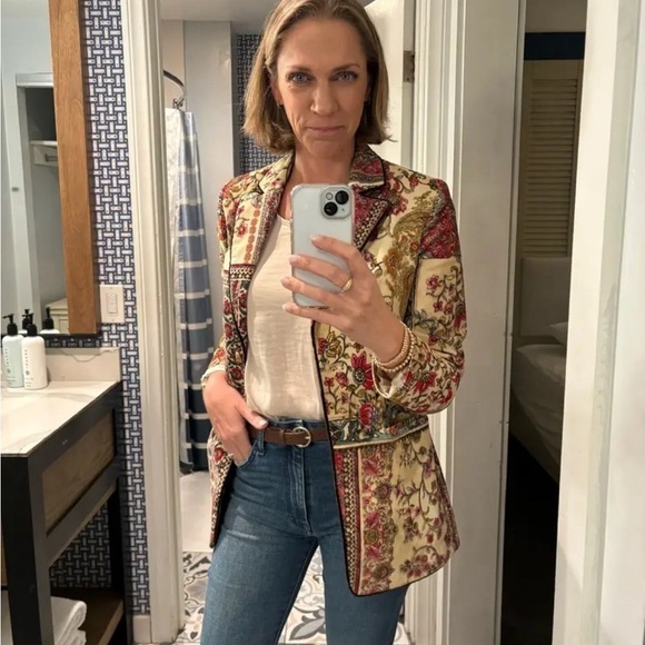 SFIZIO Printed Velvet Blazer
$548 original retail size says 2 but fits up to 6 - Picture 7 of 16